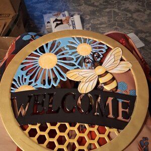 CUTE BEE WELCOME SIGN